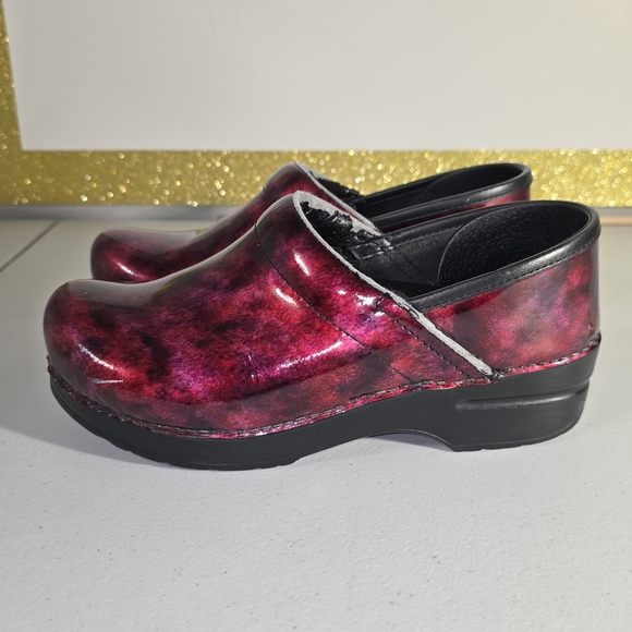 Dansko Professional clogs red black marble patent leather finish size 38 (7.5) * - Picture 9 of 16